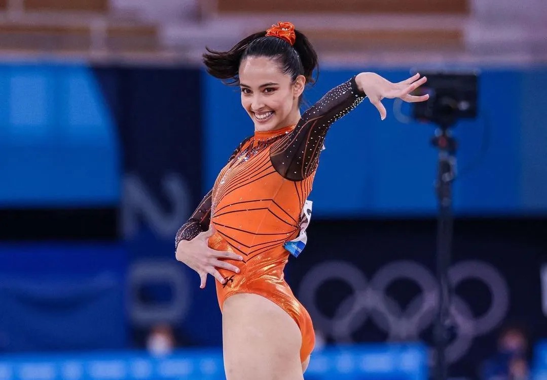 看台沙特球迷目睹主裁判给中国队点球，比划手抗议示意看VAR