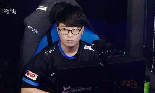 着国足球衣 着国足球衣